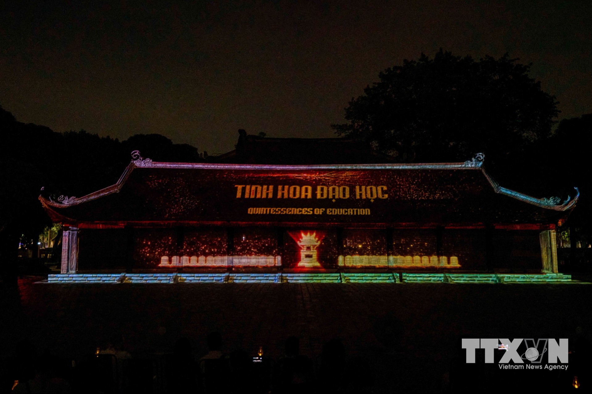 Điểm nhấn của tour đêm Văn Miếu là phần trình chiếu 3D Mapping về những câu chuyện liên quan đến trường đại học lâu đời nhất của Việt Nam. (Ảnh: Khánh Hoà/TTXVN)